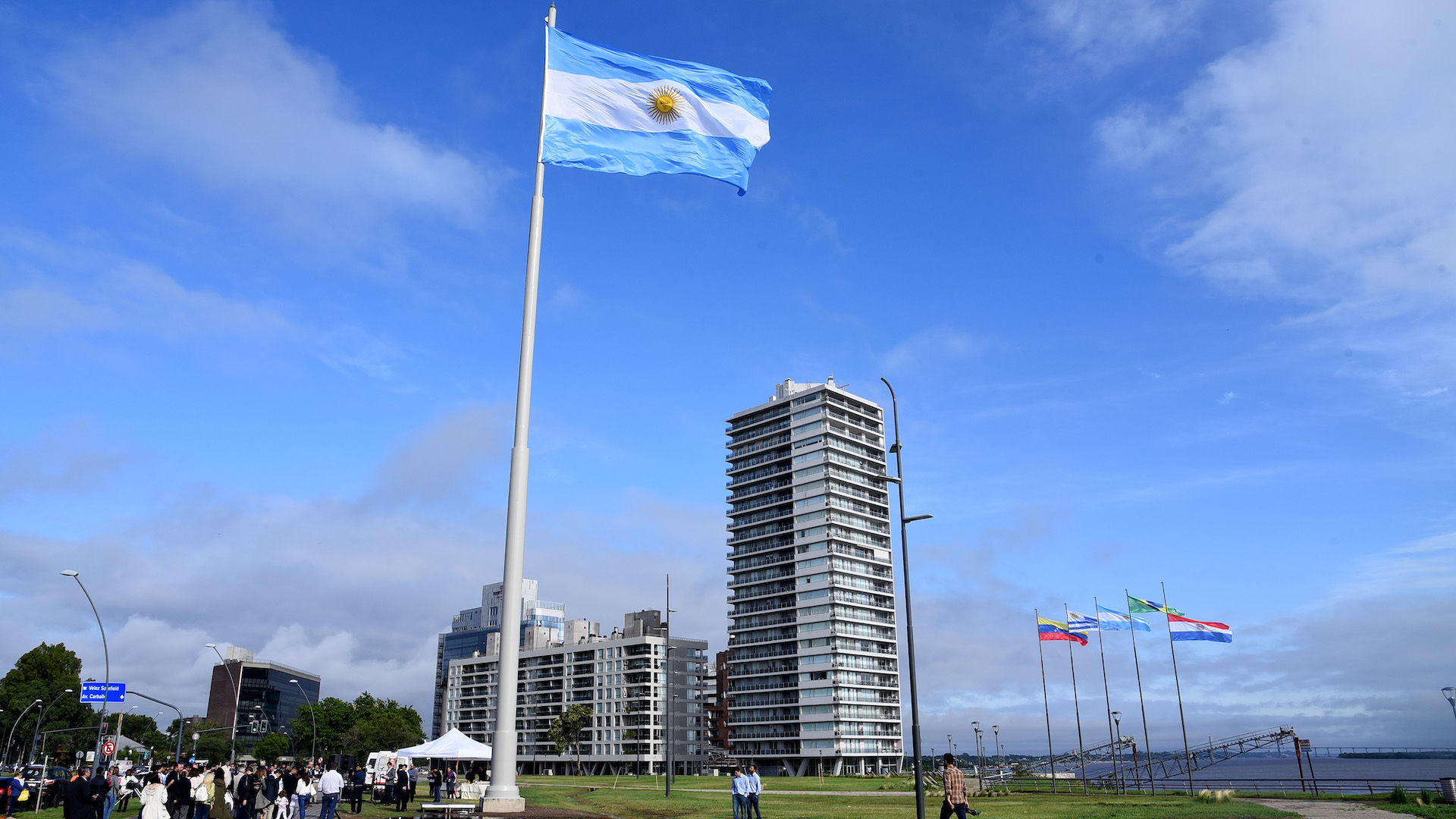 bandera_mega_mastil_rosario_14122018in2.jpg