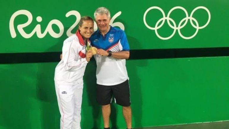 claudio_galasso_junto_con_la_medallista_de_oro_monica_puig.jpg_501420591.jpg
