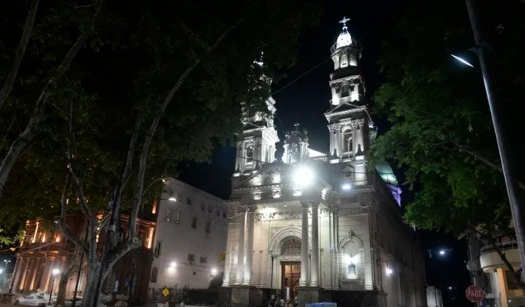 La Catedral recuperó la iluminación de la fachada y las cúpulas