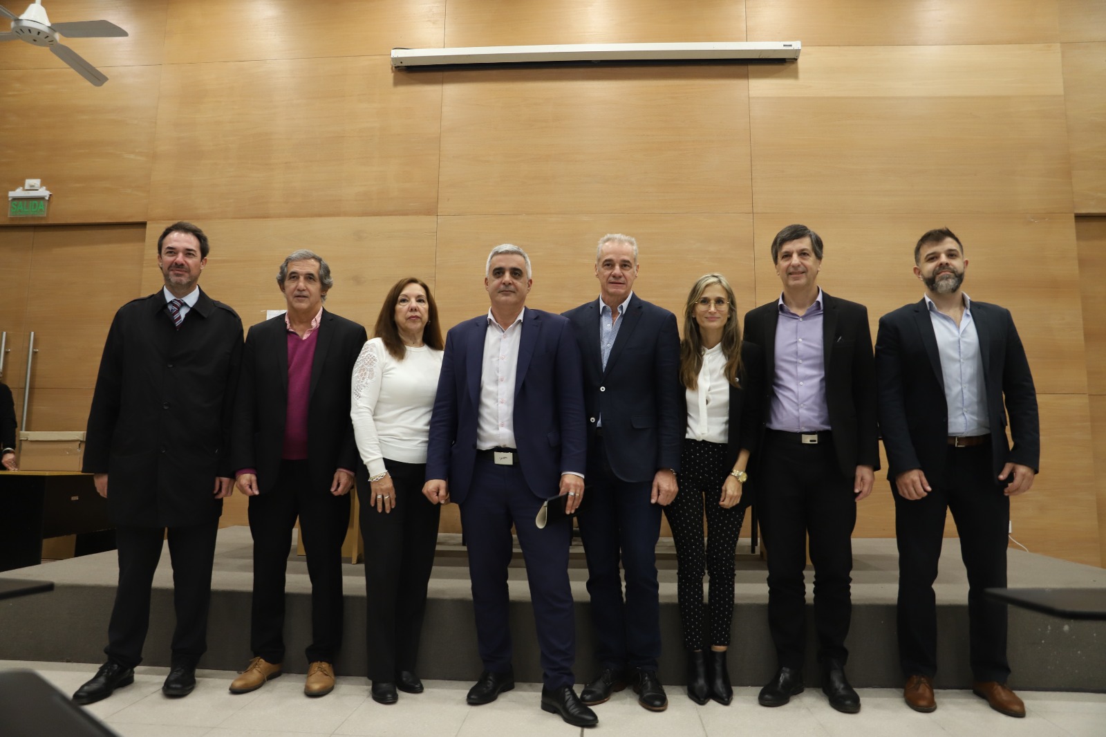 Autoridades de la nueva carrera de Corretaje Inmobiliario junto con el rector de la UNR